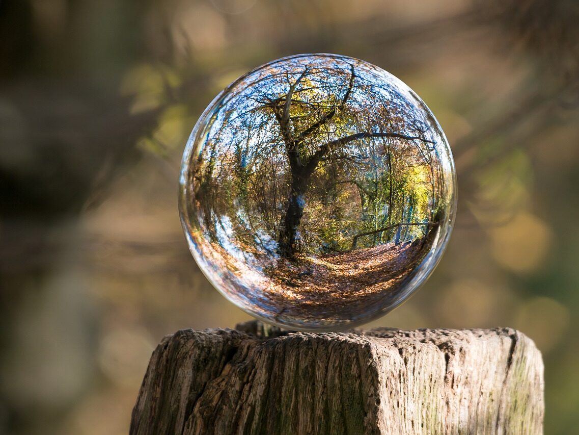 glass-sphere-1813707_1280